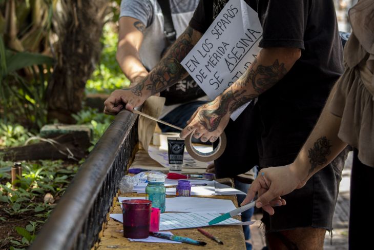 Tendedero contra violencia policiaca en la Plaza Grande de Mérida